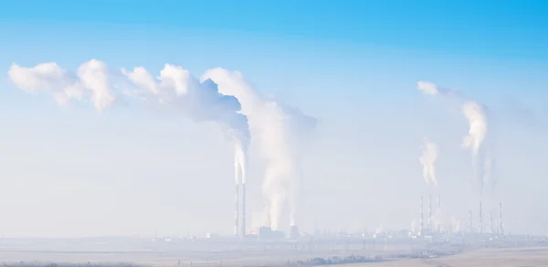 Газоперерабатывающий завод в тумане — стоковое фото