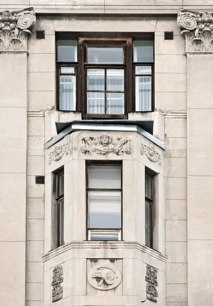 Fragmento de la antigua fachada del edificio — Foto de Stock