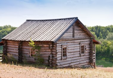 Nehir kıyısında eski ahşap evin