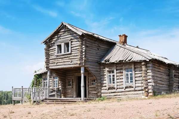 Opuštěné dřevěný dům — Stock fotografie