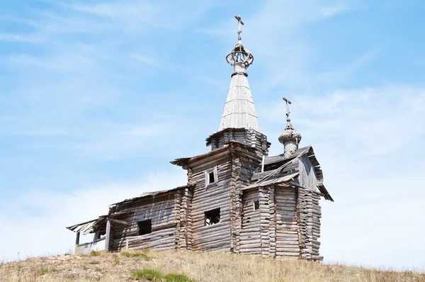 Vieille église en bois sur la colline — Photo