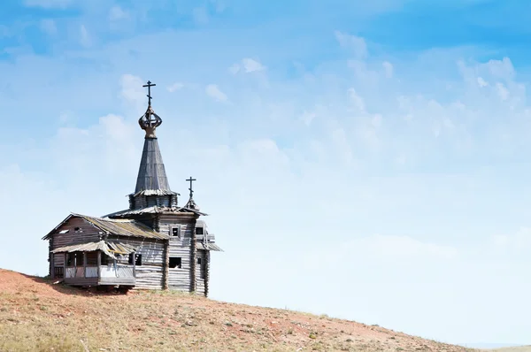 Antigua iglesia de madera en la colina —  Fotos de Stock