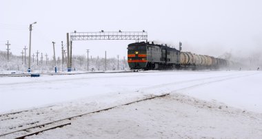 Kışın tank arabalar ile tren hareket