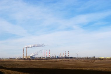 Ufukta bir endüstriyel kuruluş ile manzara