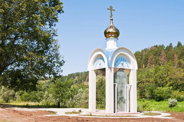 Kapelle zum Gedenken an Waleri Gruschin auf der Waldlichtung Mastrjukowskie — Stockfoto