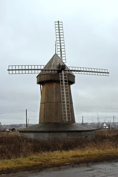 Moulin à vent à la campagne — Photo