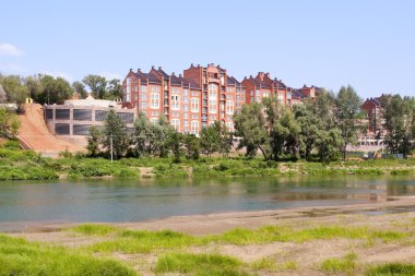 Ural Nehri üzerinde çok katlı ev