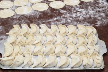 Pişmemiş et köfte mutfak masasında