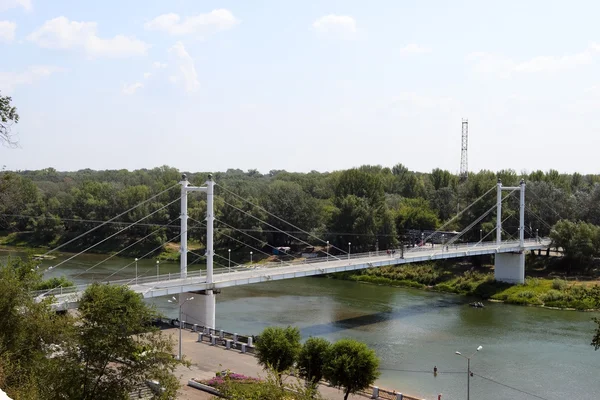 Puente peatonal sobre el río Ural — Foto de Stock