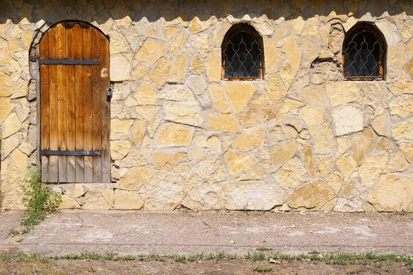 Каменная стена с дверями и окнами в старом стиле — стоковое фото