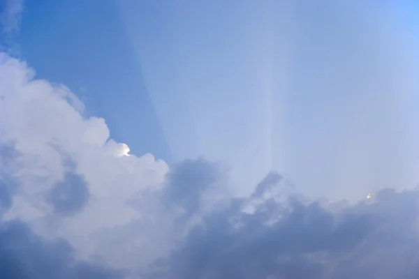 Sonnenstrahlen bahnen sich ihren Weg durch die Regenwolken — Stockfoto