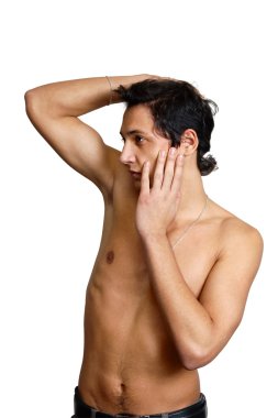 Çıplak gövdeli genç bir adam.