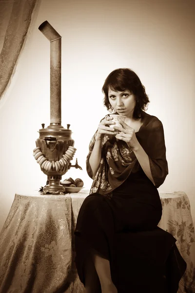 Ragazza con samovar. Vintage — Foto Stock