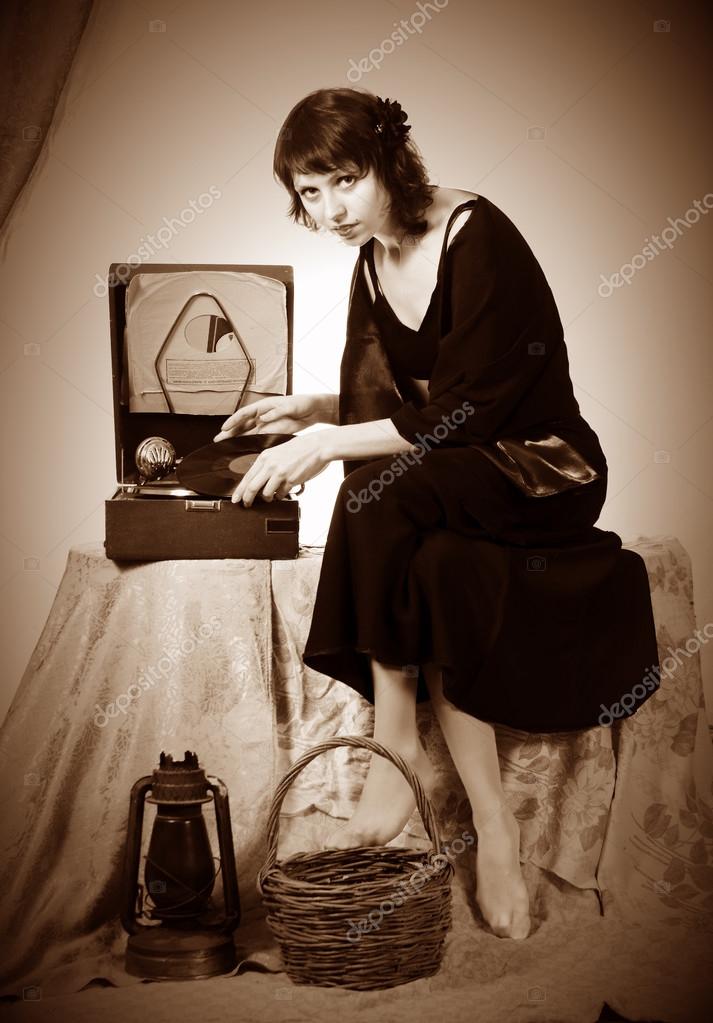 https://st2.depositphotos.com/4617943/11622/i/950/depositphotos_116229650-stock-photo-girl-with-a-gramophone-vintage.jpg