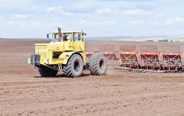 Traktör çekilir ekici ile. İşleri Ekim