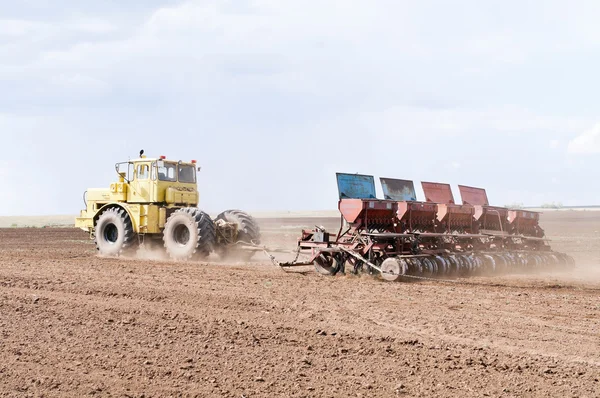 Tractor con sembradora. Trabajos de siembra — Foto de Stock