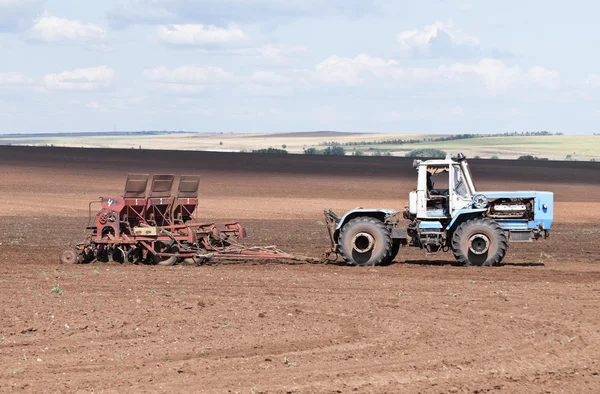 Tractor con sembradora, trabajos de siembra — Foto de Stock