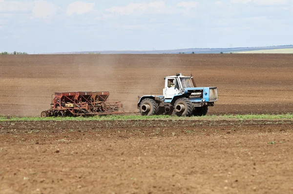 Tractor con sembradora, trabajos de siembra — Foto de Stock