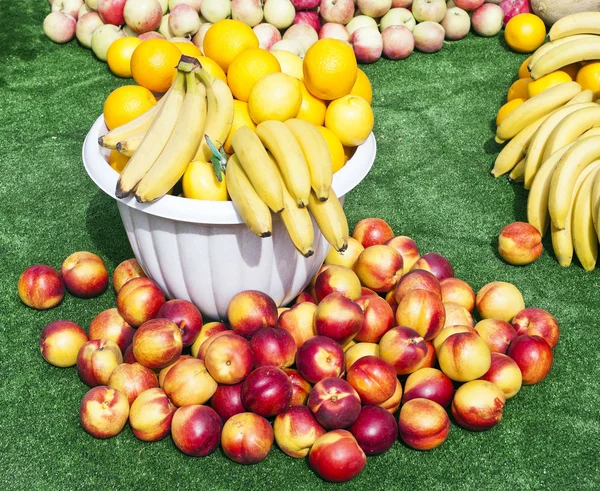 Natura morta con mele e banane — Foto Stock