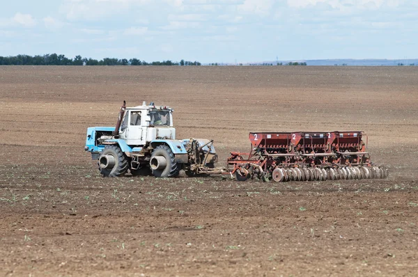 Tractor con sembradora, trabajos de siembra —  Fotos de Stock