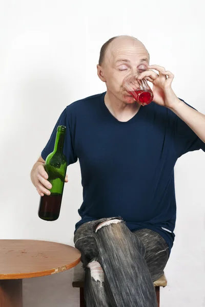 Pria minum anggur merah — Stok Foto
