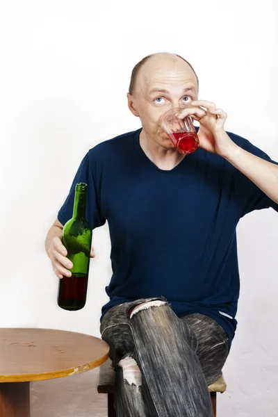Чоловік п'є червоне вино — стокове фото