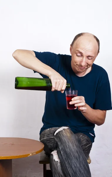 Μεθυσμένος άντρας ρίχνει κρασί σε ποτήρι — Φωτογραφία Αρχείου