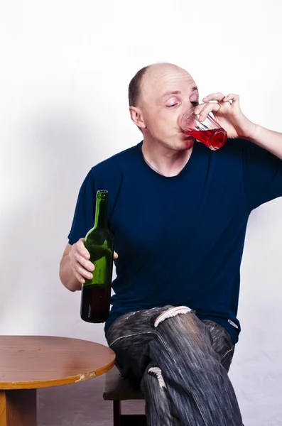 Pria dengan sebotol anggur merah minum — Stok Foto