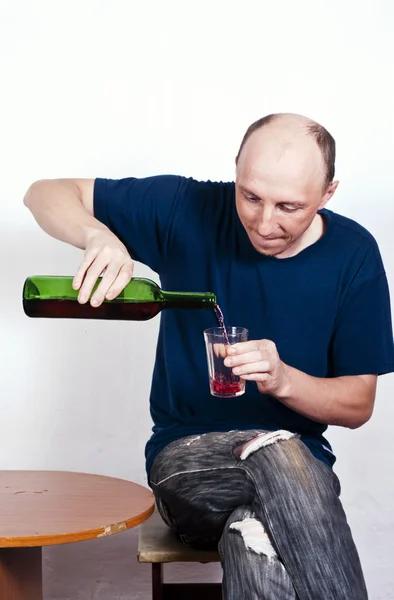 Man menuangkan Wine Into a Glass — Stok Foto