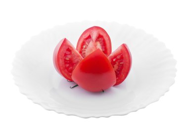 Bir plaka üzerinde kesilmiş domates