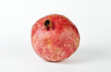 Beyaz arkaplanda nar meyvesi