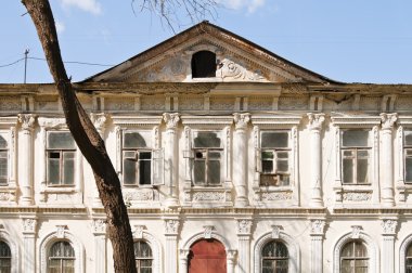 Eski bir evin cephesi