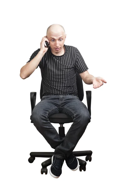 Az ember ül egy szék, beszél a mobiltelefon — Stock Fotó