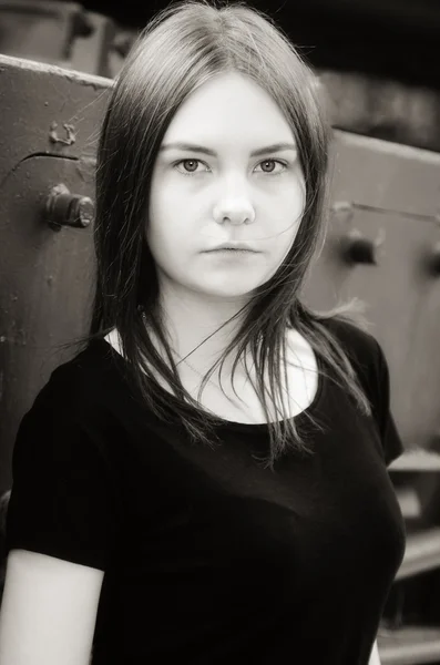 Portrait noir et blanc d'une belle fille aux cheveux bruns en T-shirt noir — Photo
