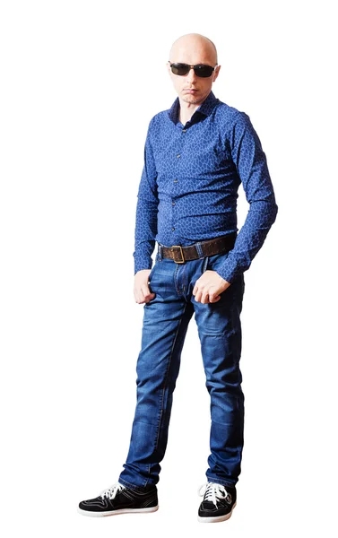 Skinhead man i solglasögon, skjorta och blå jeans — Stockfoto