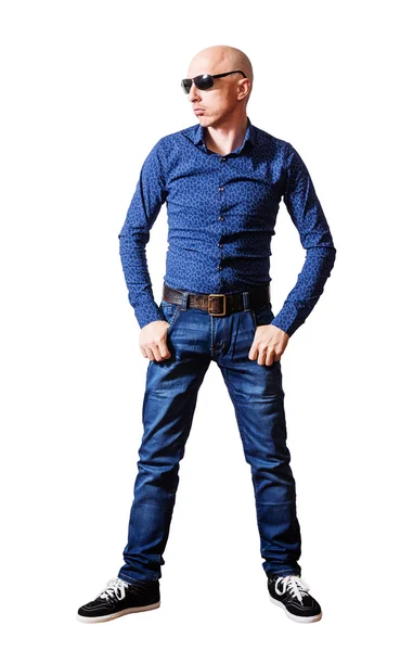 Skinhead homem em óculos de sol e jeans azuis — Fotografia de Stock