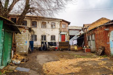 Elbiseleri ipe asılmış eski bir evin avlusu. Şehirde sonbahar. Fotoğraf Rusya 'da, Orenburg' da çekildi.