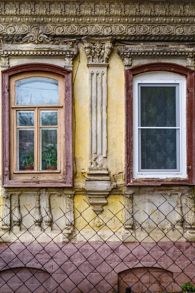 漆喰の装飾が施された古い家 窓のあるファサードの断片 写真はロシアのオレンブルクで撮影されました — ストック写真