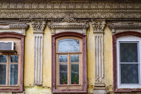 Una Casa Vieja Con Adorno Estuco Fragmento Fachada Con Ventanas — Foto de Stock