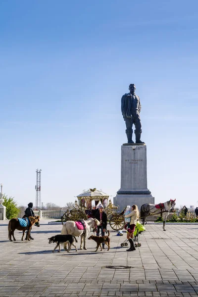 Monumento Chkalov Calle Sovetskaya Orenburg Rusia Octubre 2020 Ciudadanos Caminando — Foto de Stock