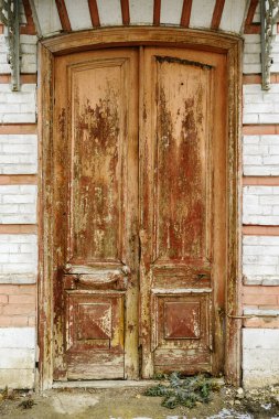Eski bir binanın duvarındaki ahşap kapı. Fotoğraf Rusya 'da, Orenburg şehrinde çekildi.