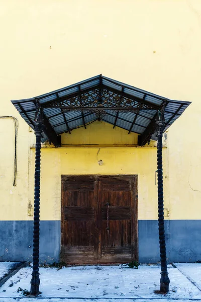 Eine Holztür Mit Schmiedeeiserner Veranda Der Wand Eines Alten Gebäudes — Stockfoto