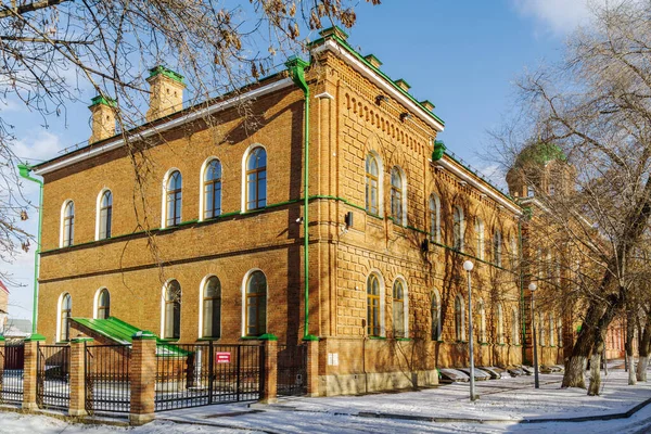 俄罗斯奥伦堡 2020年9月14日 一座旧砖楼的拐角处 有一座房屋教堂的穹顶 布里基纳街2号体育馆 — 图库照片