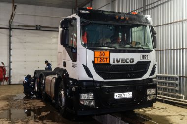 Orenburg, Rusya - 17 Aralık 2019: Iveco kamyon traktörü bir benzin istasyonunda bakım geçiriyor