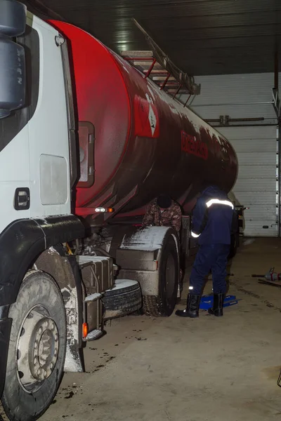 一艘油轮正在一个加油站接受维修 这张照片是在俄罗斯的冬天拍的 — 图库照片
