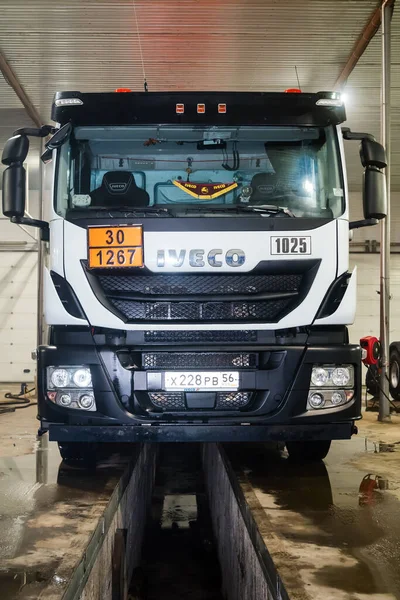 2019年12月17日 俄罗斯奥伦堡 Iveco卡车拖拉机正在维修中 — 图库照片