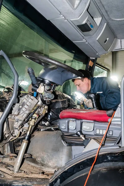 2019年12月17日 俄罗斯奥伦堡 汽车电工检查卡车驾驶室的电线 — 图库照片