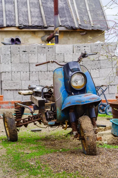 Oude Gebroken Driewielige Scooter Binnenplaats Van Een Landelijk Huis — Stockfoto