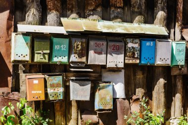 Bir apartmanın avlusundaki eski posta kutuları. Fotoğraf Rusya 'da, Orenburg şehrinde çekildi.