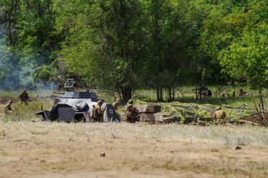 Chernorechye, Orenburg, Rusya - Haziran, 26, 2021: İkinci Dünya Savaşı sırasında Kızıl Ordu ve Wehrmacht üniformalı tarihi canlandırmacılar